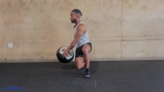 تقطيع الخشب بالكرة الطبية (نصف ركوع)