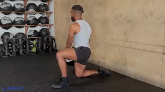 تقطيع الخشب بالكرة الطبية (نصف ركوع)
