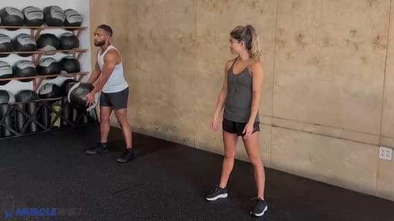 رمي الكرة الطبية جانبيًا مع الشريك