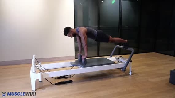 Controlla la posizione della plank frontale