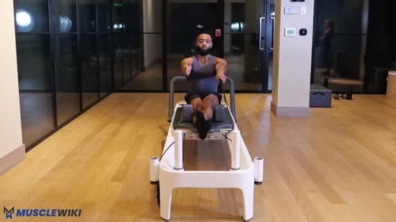Rotaciones de un brazo de Pilates, remo de espalda, remo sentado