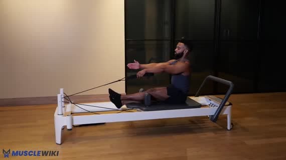 Rotaciones de un brazo de Pilates, remo de espalda, remo sentado