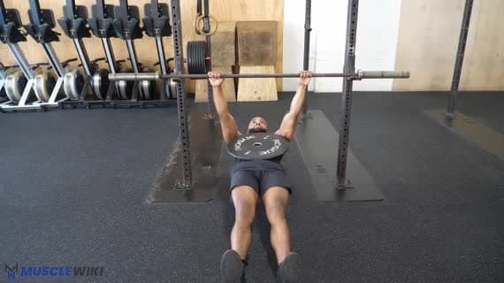 Rowing inversé avec poids sur le plateau
