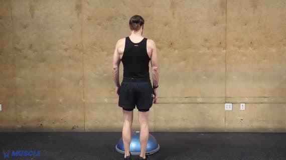Equilibrio su Bosu Ball con una gamba 2