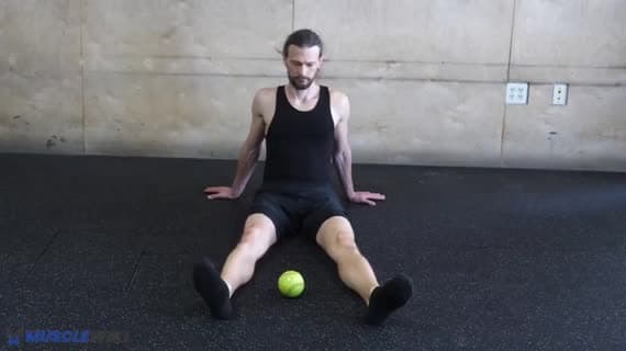 Mobilisation des Mollets en Position Assise sur le Sol