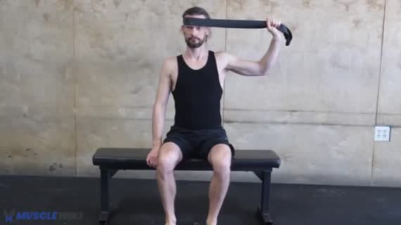 Sitzende seitliche Nackenflexion mit Band halten