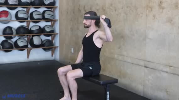 Sitzende seitliche Nackenflexion mit Band halten