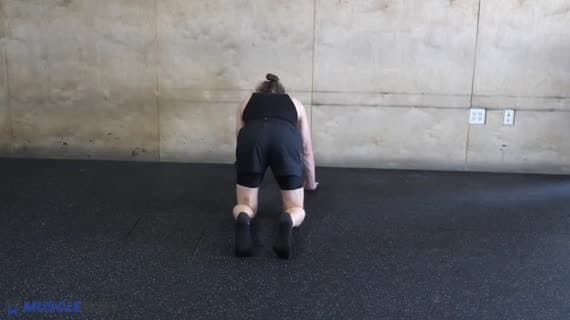 Étirement du mollet en position de pompe