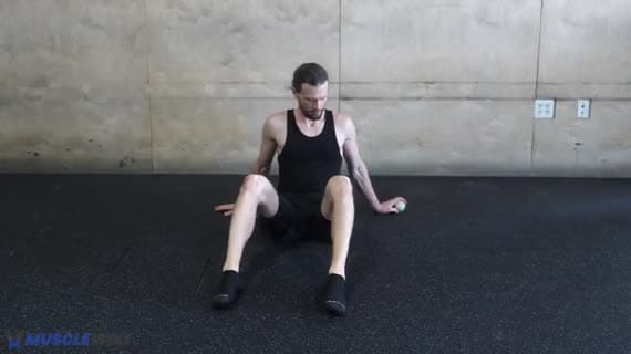 Gluteus Piriformis Mobilisation 1 - Sitzend auf dem Boden mit Lacrosse-Ball