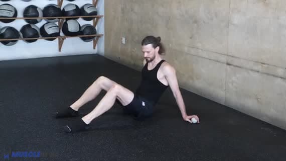 Gluteus Piriformis Mobilisation 1 - Sitzend auf dem Boden mit Lacrosse-Ball