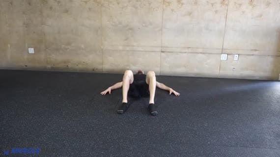 床での両膝抱え