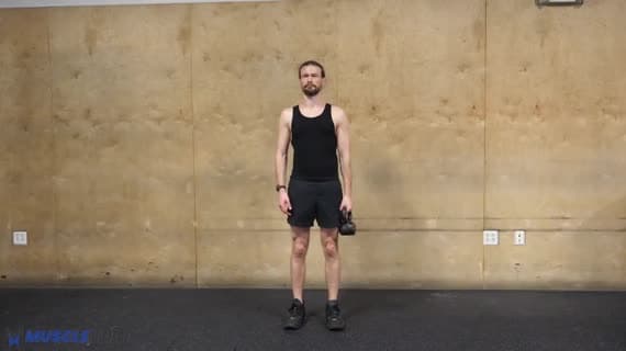 Trzymanie kettlebell zgiętym łokciem w flexji barkowej