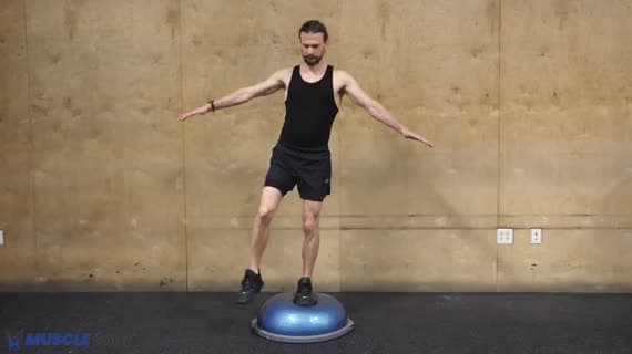 Squat su una gamba sul Bosu Ball