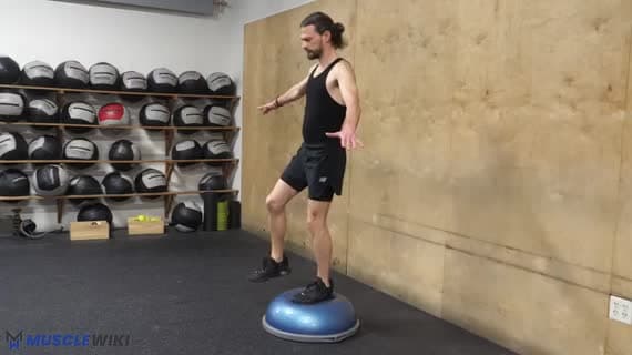 Squat su una gamba sul Bosu Ball