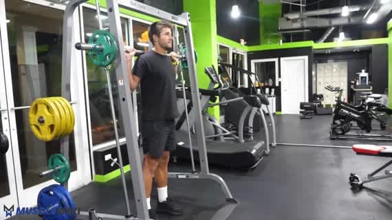 Elevación de gemelos en Smith Machine