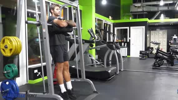ثني الركبتين أثناء التعليق على جهاز سميث