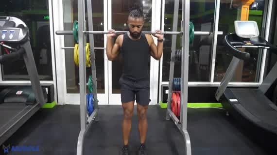Smith Machine Kniebeuge (enger Stand)