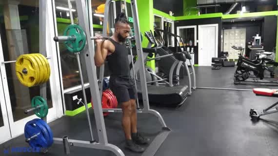 Smith Machine Kniebeuge (enger Stand)