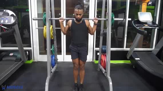 Rückwärts-Ausfallschritt an der Smith Machine