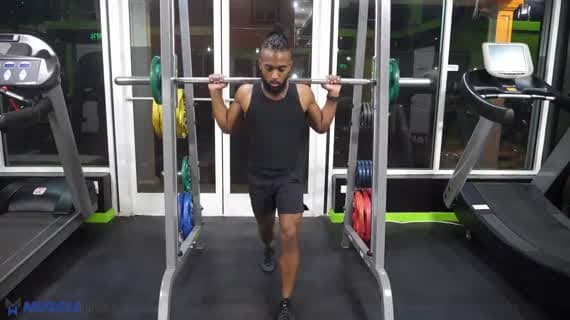 Split-Squat an der Smith-Maschine