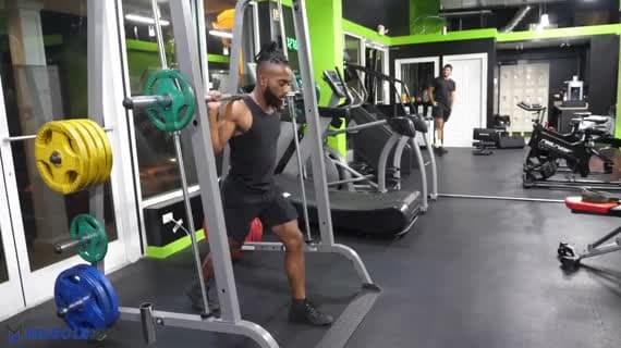 Split-Squat an der Smith-Maschine