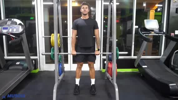 Remo al mentón en máquina Smith