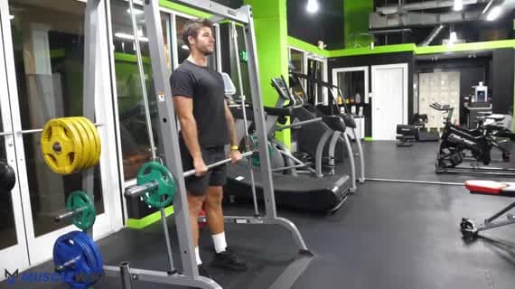 Remo al mentón en máquina Smith