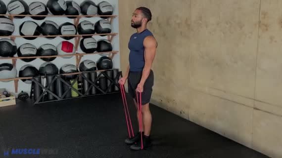Uginanie bicepsów z gumą