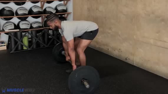 Rowing Pendlay à la barre, prise en pronation