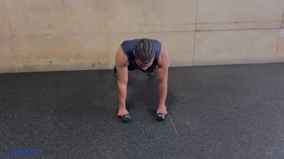 Отжимание с опорой на гантелях