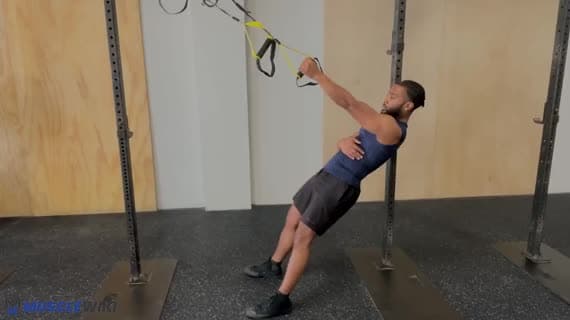 Rematore a un braccio con TRX