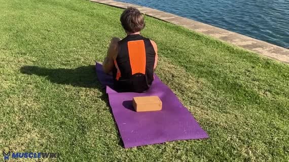 Matsyasana (postura del pez) con apoyo