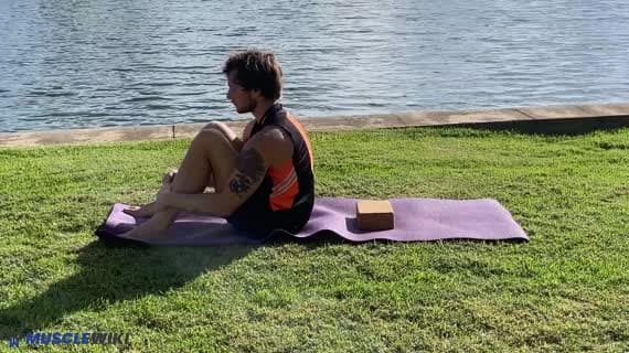 Matsyasana (postura del pez) con apoyo