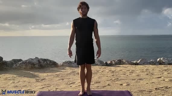 Flexion avant debout, jambes écartées, en tenant les talons