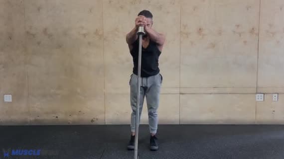 Landmine: Abwechselnde Ausfallschritte mit Drehung