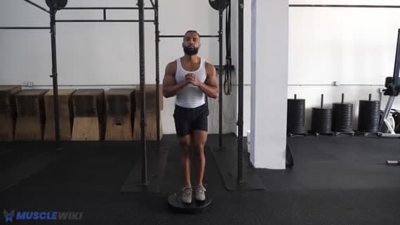 Przysiad wykroczny do tyłu z obciążeniem własnego ciała