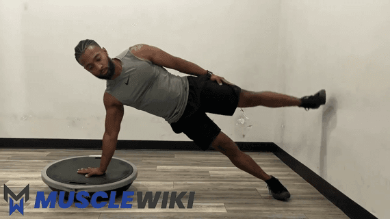 Plank laterale con mano sul BOSU Ball e abduzione dell'anca