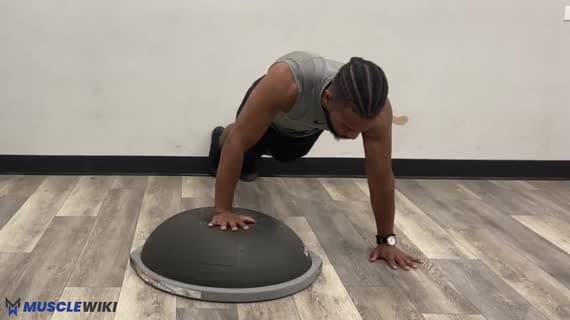 Asymmetrischer Liegestütz auf dem Bosu Ball