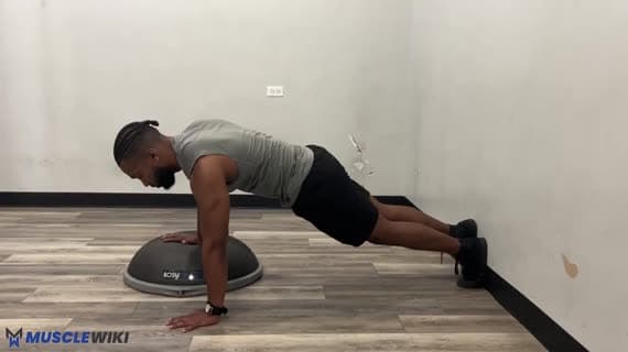 Asymmetrischer Liegestütz auf dem Bosu Ball