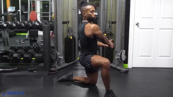 केबल हाफ निचला से ऊचा लकड़ी चॉपर जब आधा घुटनों पर हो