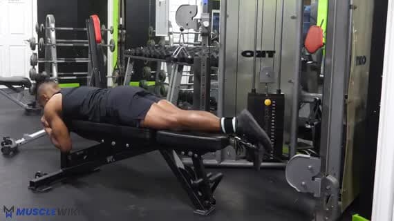 केबल एक-पैर लेट कर लेग कर्ल