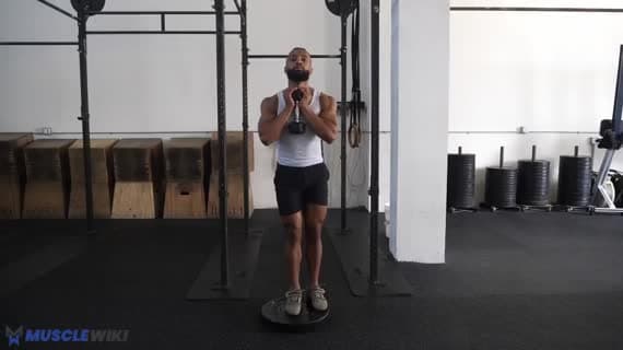 Afundo Reverso com Deficit e Halteres no Estilo Goblet