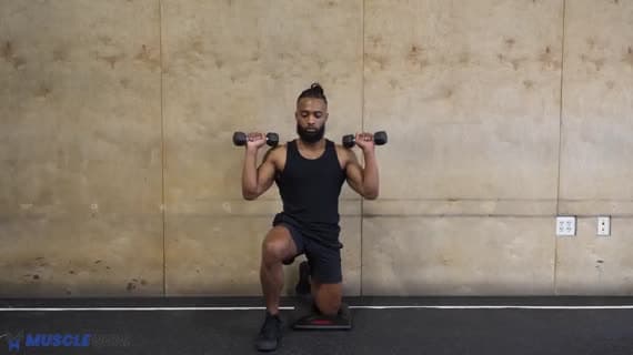 डम्बल हाफ घुटने के बल ओवरहेड प्रेस