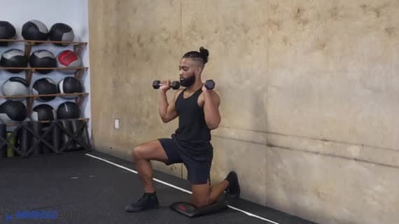 डम्बल हाफ घुटने के बल ओवरहेड प्रेस