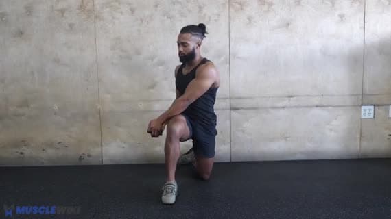 डम्बल आधे घुटने पर वूड चॉपर