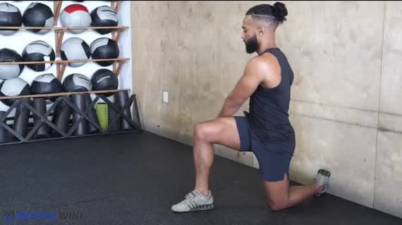 डम्बल आधे घुटने पर वूड चॉपर