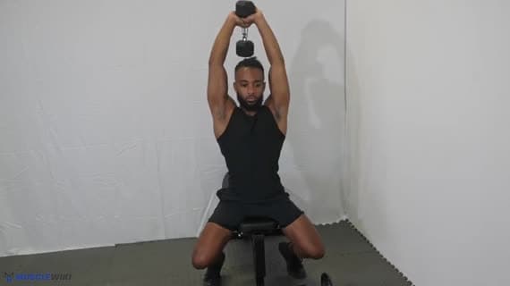 सीटेड डम्बल ओवरहेड ट्राइसेप एक्सटेंशन