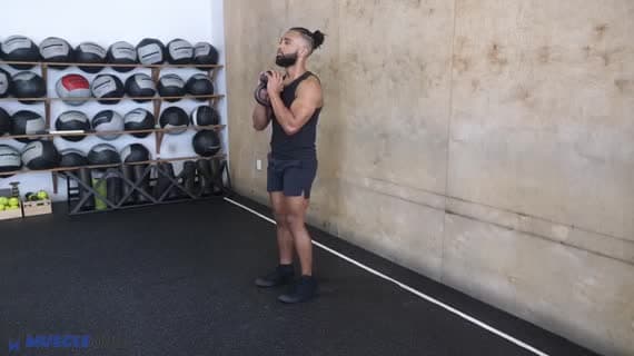 केटलबेल वैकल्पिक कर्ट्सी लंज