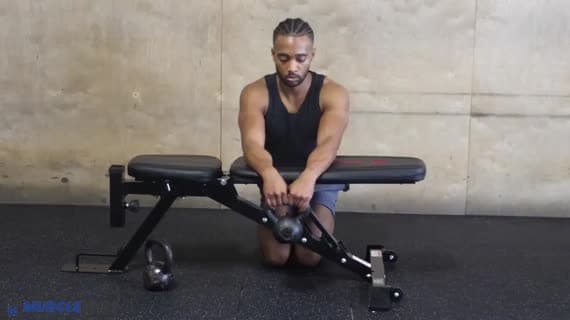 Extensión de Muñeca en Banco con Kettlebell