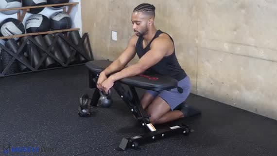 Extensión de Muñeca en Banco con Kettlebell